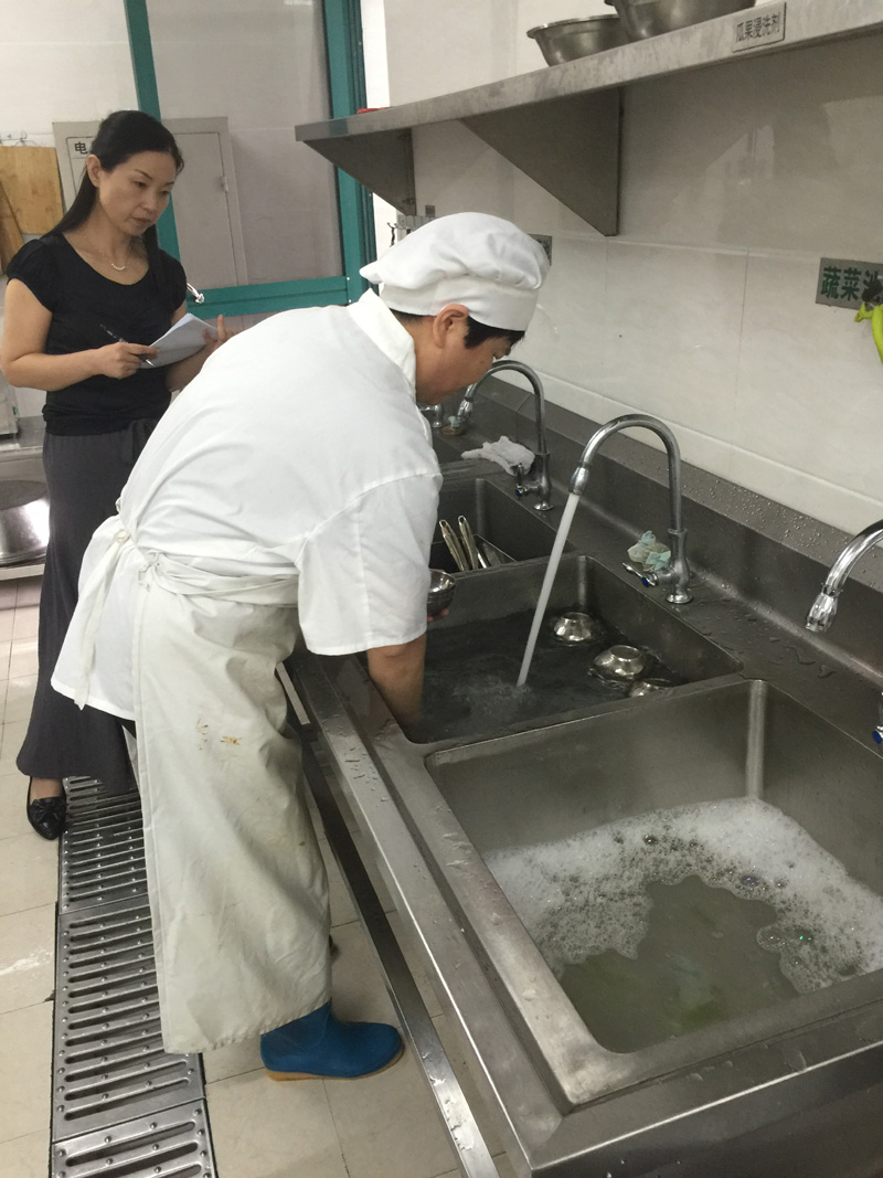 朵朵幼儿园开展营养员洗碗操作技能赛